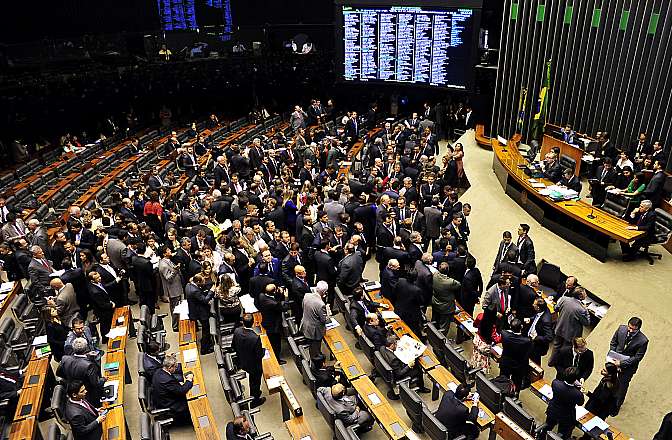 Câmara adia votação da PEC da Bengala 